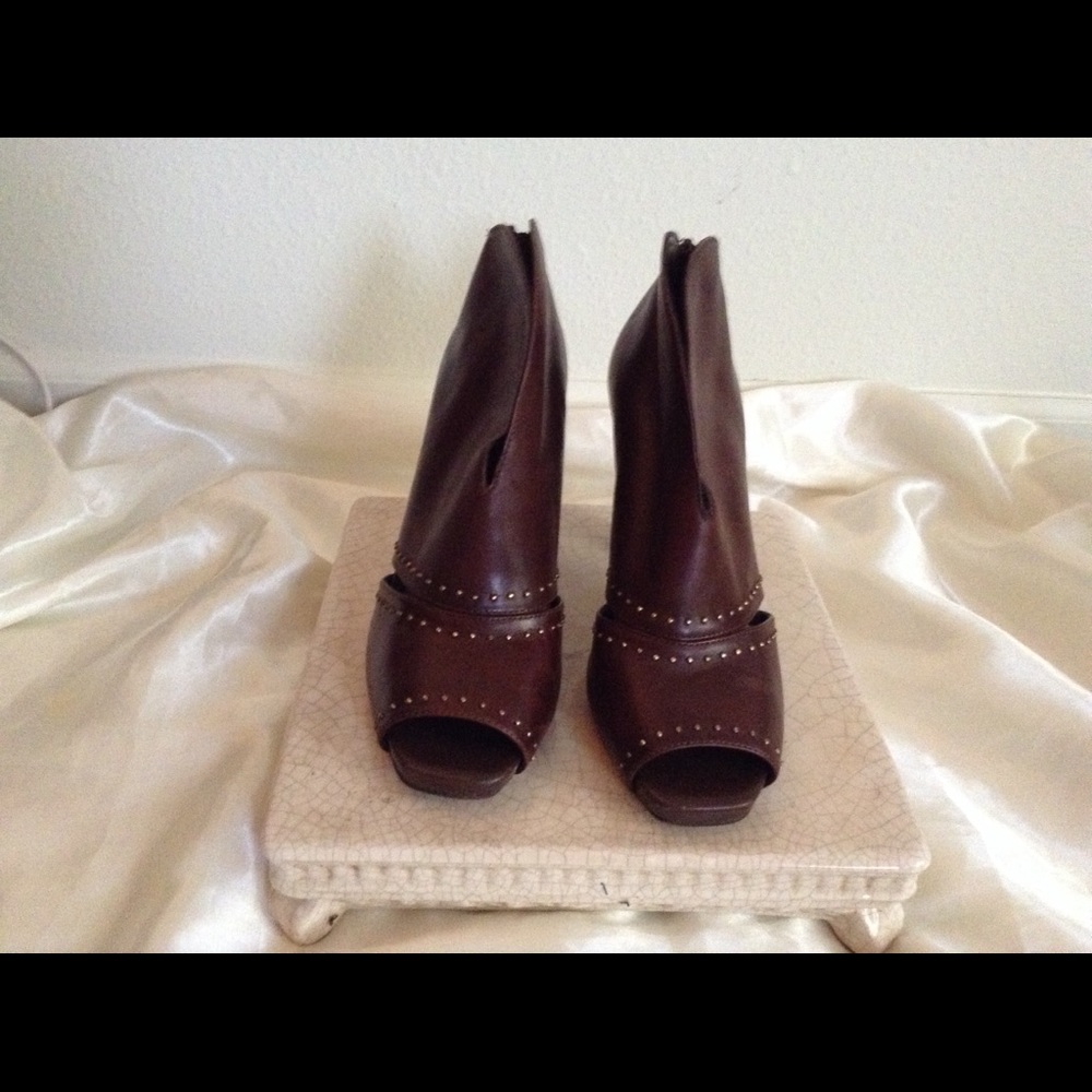 Price correction. Ankle boot with peep toe. Brown.